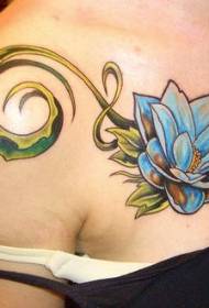 Wzór tatuażu niebieski kwiat na ramieniu