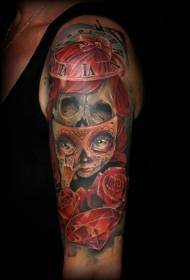 Păpușă de desene animate cu braț mare înfiorător, cu model de tatuaj de trandafir și craniu