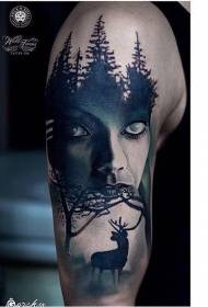 Dona misteriosa de color gran braç amb patró de tatuatge de bosc fosc