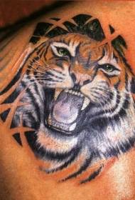 Татуировка на плечах с реалистичным цветным рисунком тигра