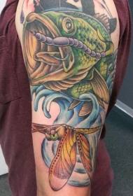 Nagy karral festett horgos hal és koponya tetoválás mintával
