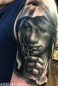 Rameno realistické čiernej a bielej s krížovým tetovaním