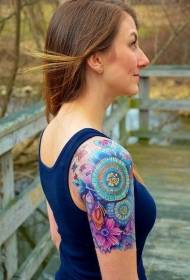 Dívčí velká paže krásná různobarevná květina motýl tetování vzor