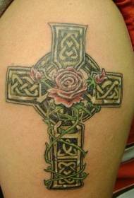Arm kelttiläinen risti punaisella ruusulla tatuoinnilla