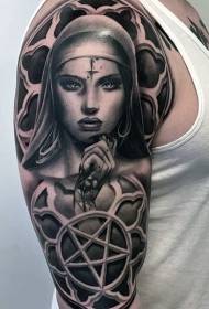 Femeie demon stil gri cu braț mare și model tatuaj pentagram