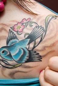 Модел на татуировка на рамо със синьо малко врабче