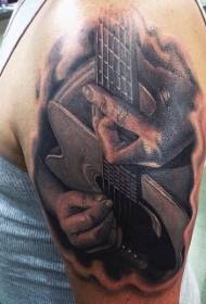 Nhạc sĩ thực tế lớn màu đen với mẫu hình xăm guitar