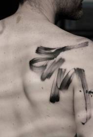 Yksinkertainen musta nauha tatuointi olkapäällä