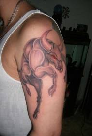 Sterke tattoo met rode ogen en grote arm