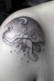 Hauska musta Skorpioni-tähdistö tatuointikuvio olkapäällä