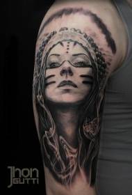 Duman dövme deseni ile büyük kol siyah gri tarzı Hintli kadın