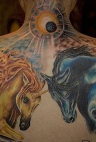 背部辉煌的五彩幻想马和阳光纹身图案