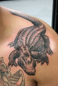 Pequeno patrón de tatuaxe de crocodilo gris negro no ombreiro