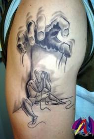 Grote arm eenvoudige zwarte hand met menselijke tattoo