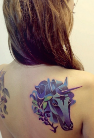 Vacker tecknad enhörning målad tatuering på baksidan