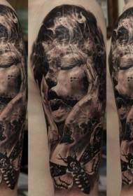 Большая рука реалистичный стиль черно-белая бабочка ужас женщина татуировки картины