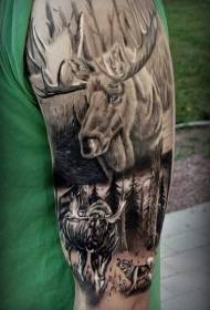 Велика рука невероватног црног вилењака са узорком тетоваже вука