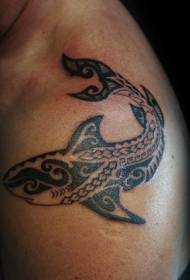 Patrón de tatuaje de tiburón estilo polinesio negro en el hombro