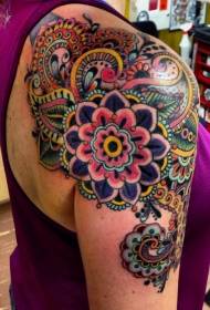 Boja tetovaža na ramenu ukrasni stil cvjetni oblik tetovaže