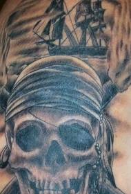 Лобања гусара велике руке с узорком тетоваже пиратског брода