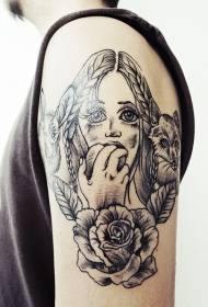 Didelės rankos drožybos stiliaus juoda moteris su katės zuikiu ir rožių tatuiruotės modeliu