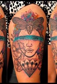 Velha escola cor mulher com borboleta e padrão de tatuagem floral