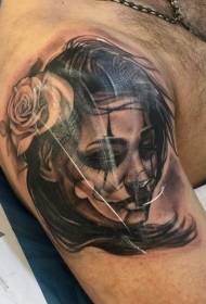 Big arm swart mexikaanse vroueportret met roos tatoeëringpatroon