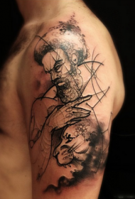 Črni moški z velikim ročnim rezbarijam z vzorcem tetovaže levov
