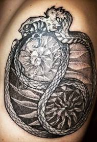 Ramiona z efektownym czarnym cierniem tajemniczy wąż z ozdobnym kwiatowym wzorem tatuażu
