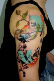 ذراع امرأة ملونة مع نمط وشم الطيور