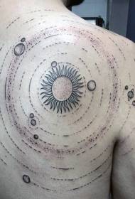 Babhta patrún gréine ar ais agus patrún tattoo ghualainn