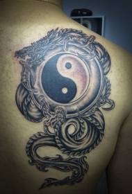 Na ramenu crno sivi stil yin i yang tračevi i uzorak zmajeva tetovaža