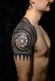 Vari tatuaggi decorativi celtici sulle spalle