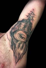 Modello di tatuaggio spaventoso dell'occhio bianco e nero del film horror del braccio grande