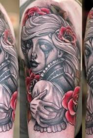 Portret ženske plače u velikoj boji s cvjetnim uzorkom tetovaže