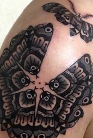 Skulder smuk møl sortgrå tatoveringsmønster