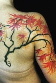 Απίστευτο φυσικό μοτίβο τατουάζ φύλλων σφενδάμνου στους ώμους και την πλάτη