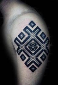 Tatuaje decorativo clásico en branco e negro no ombreiro