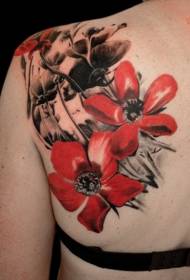E spalle rossi è fiori neri di tatuaggi di fiori