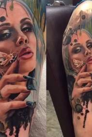 Realistisk kvinnastående för stor arm med tatueringsmönster för fjäril