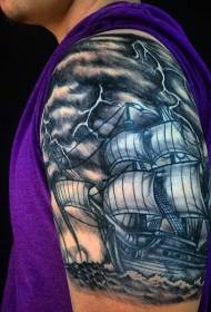 Grouss schéin schwaarz-wäiss antike Segelboot mat Blitzschëller Tattoo Muster