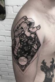 Grand bras découpant l'espace noir style avec motif tatouage astronaute