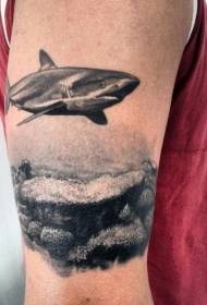 Modello tatuaggio grande braccio squalo nero fondo marino