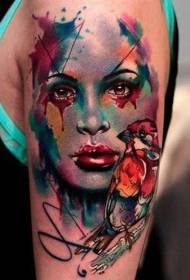 Modello femminile del tatuaggio del ritratto e dell'uccello del grande braccio di stile dell'acquerello
