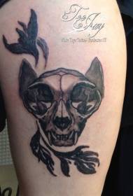 Jó megjelenésű fekete szürke stílusú macska koponya madár tetoválás mintával