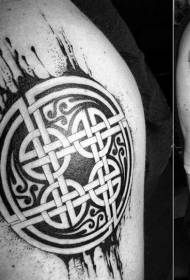 Spectaculaire zwarte Keltische ronde tatoeage op de schouder
