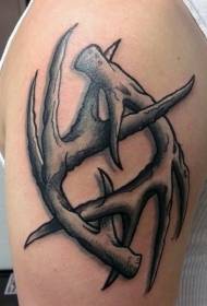 Fantastico tatuaggio a forma di croce con corna a braccio grande