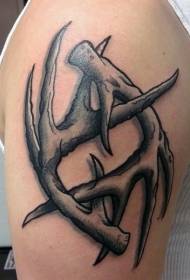 ແຂນໃຫຍ່ຮູບແບບ tattoo antler ຂ້າມງາມ