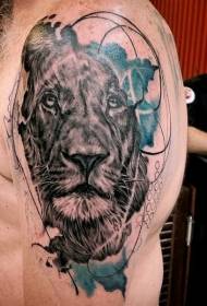 Ritratto realistico della testa del leone nero con il modello blu del tatuaggio dell'inchiostro della spruzzata