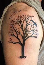 어깨가있는 검은 나무에는 몇 가지 잎과 까마귀 문신 패턴이 있습니다.